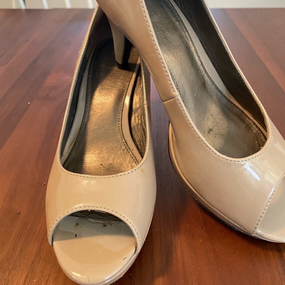 Patent leather peep toe nude Bandolinos